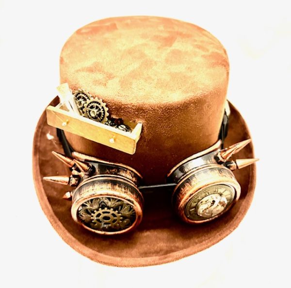 Steampunk hoed Max is bruin met een mooie, rijk versierde koperkleurige Steampunk bril, die versierd is met ornamenten. Plus een lade met raderonderdelen.